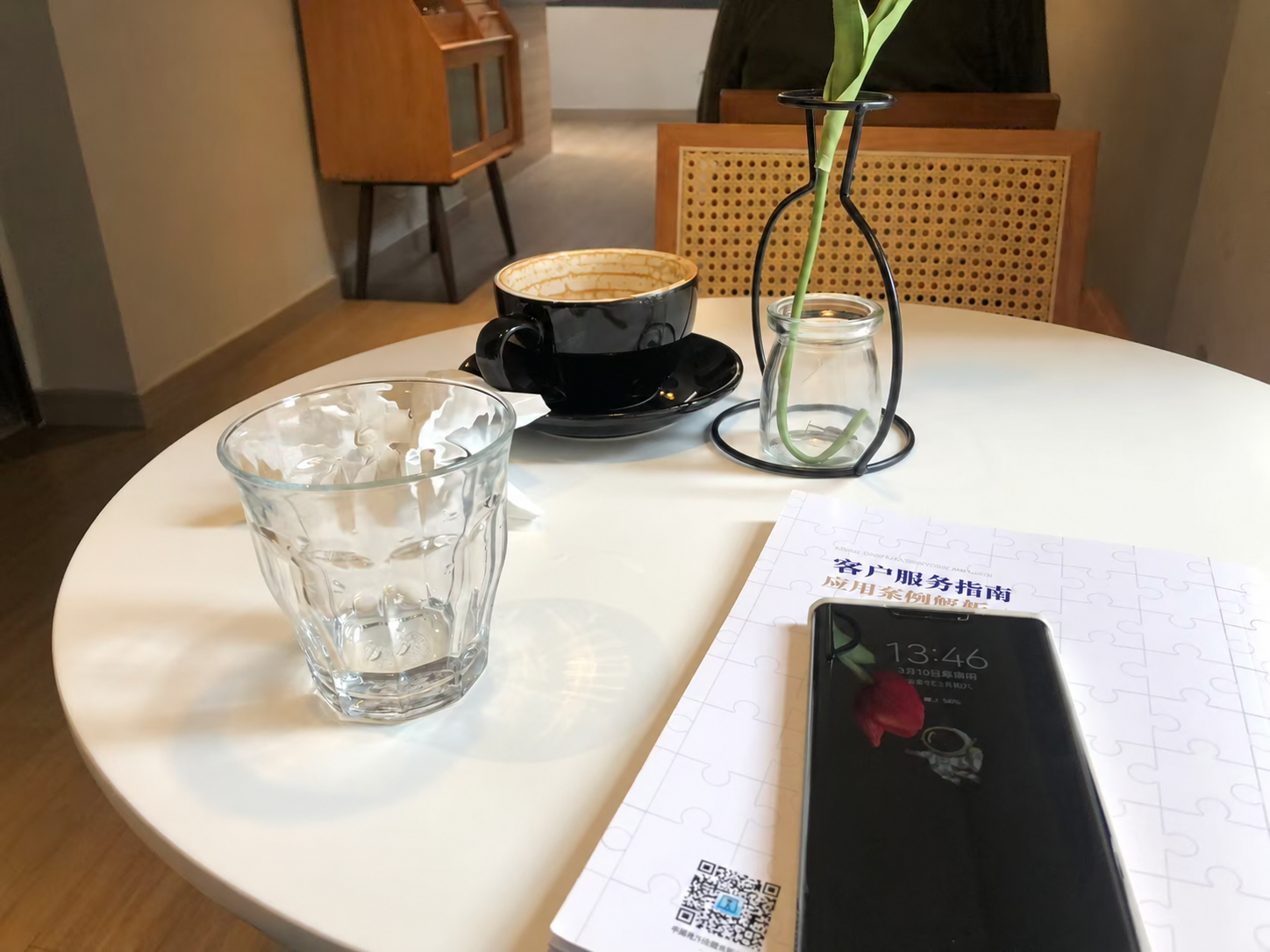 桌上的咖啡、书籍与花瓶