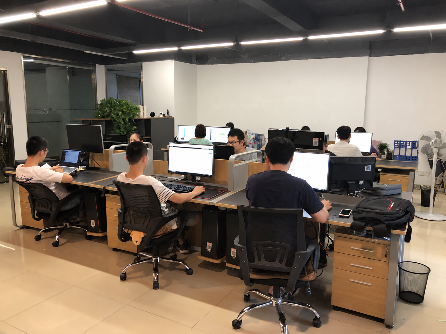 办公室里的团队工作场景