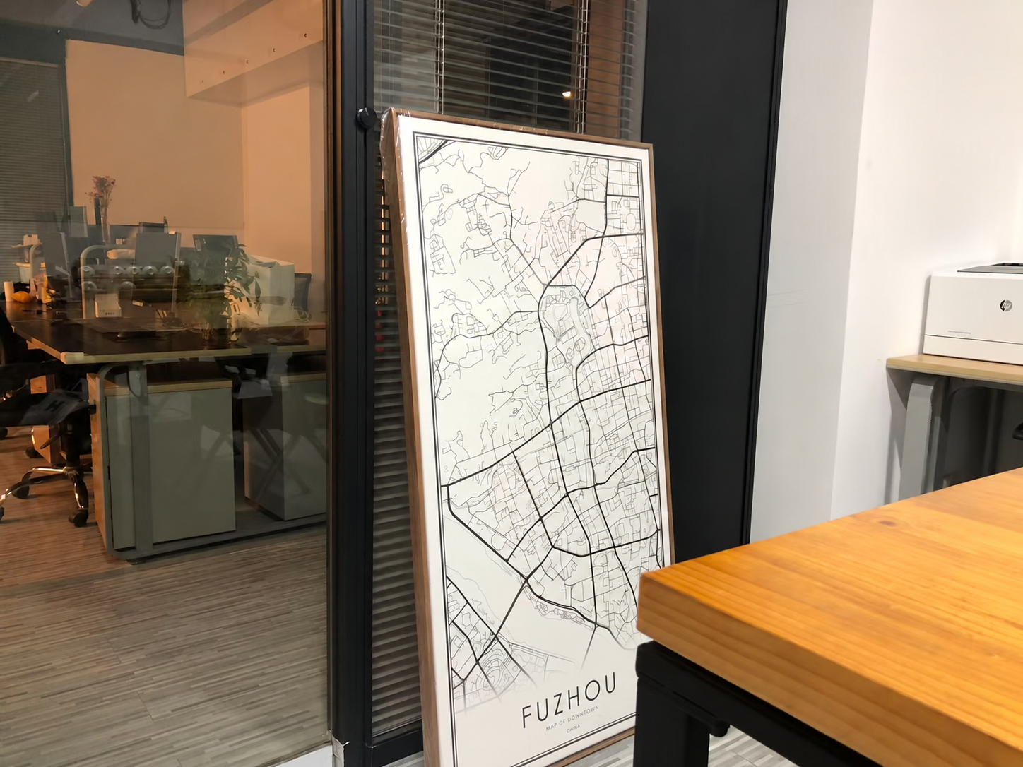 办公室与标有 FUZHOU 的城市地图